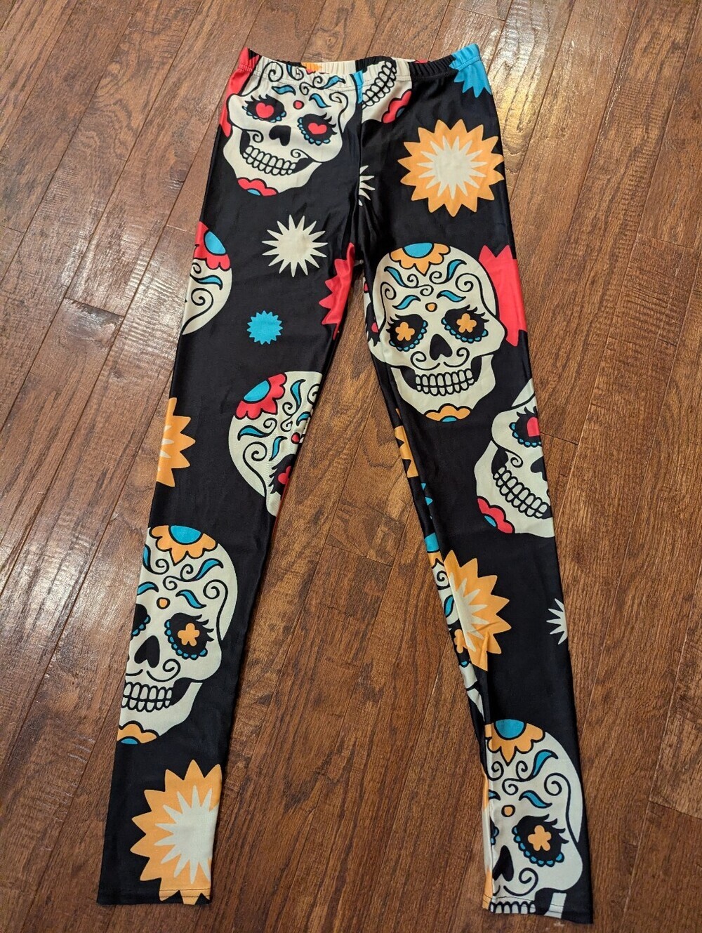 Day of the dead Leggings With floral skulls  Size medium 8 black & Multi Colour